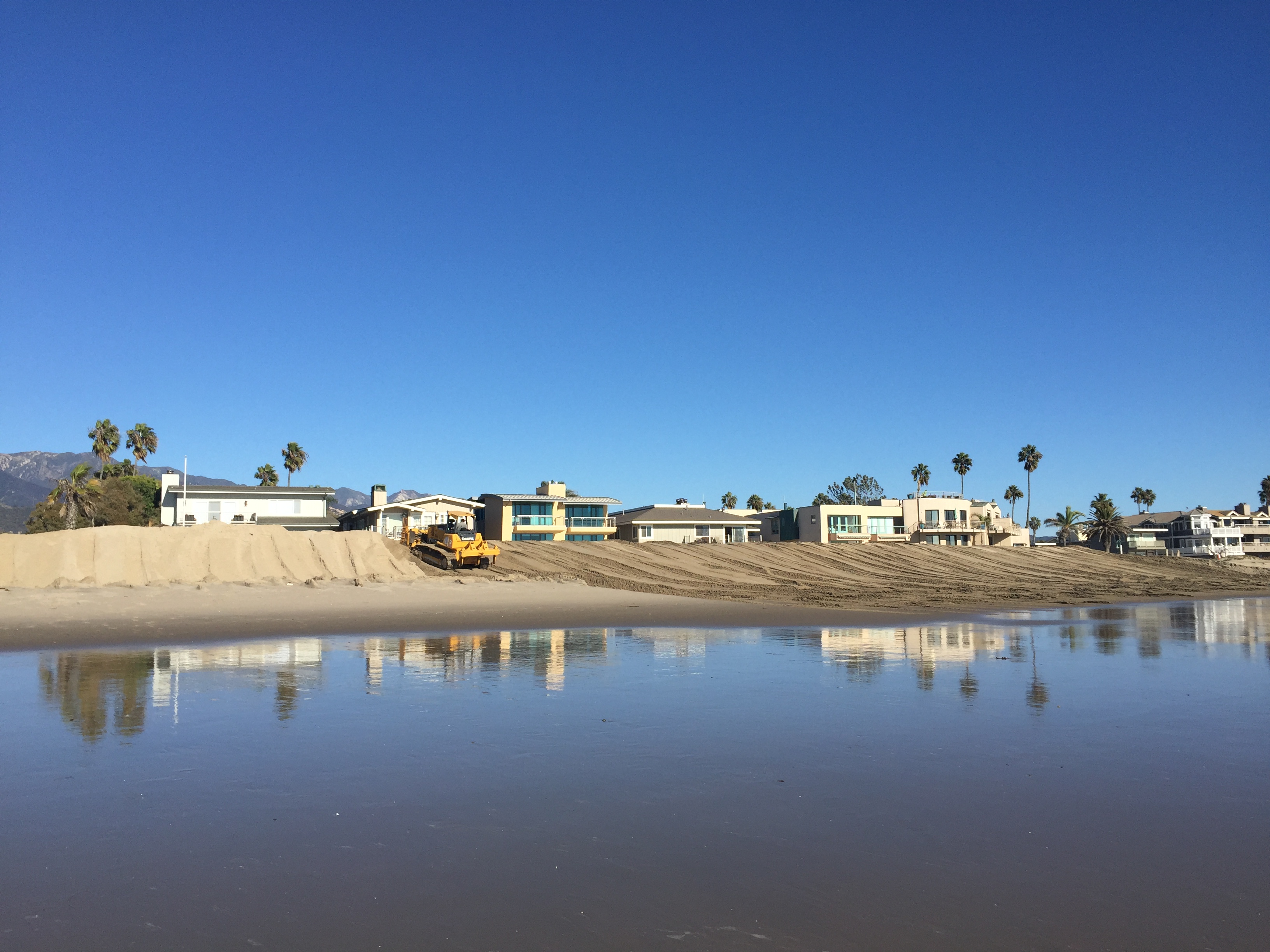 A picture of buildings and a body of water.